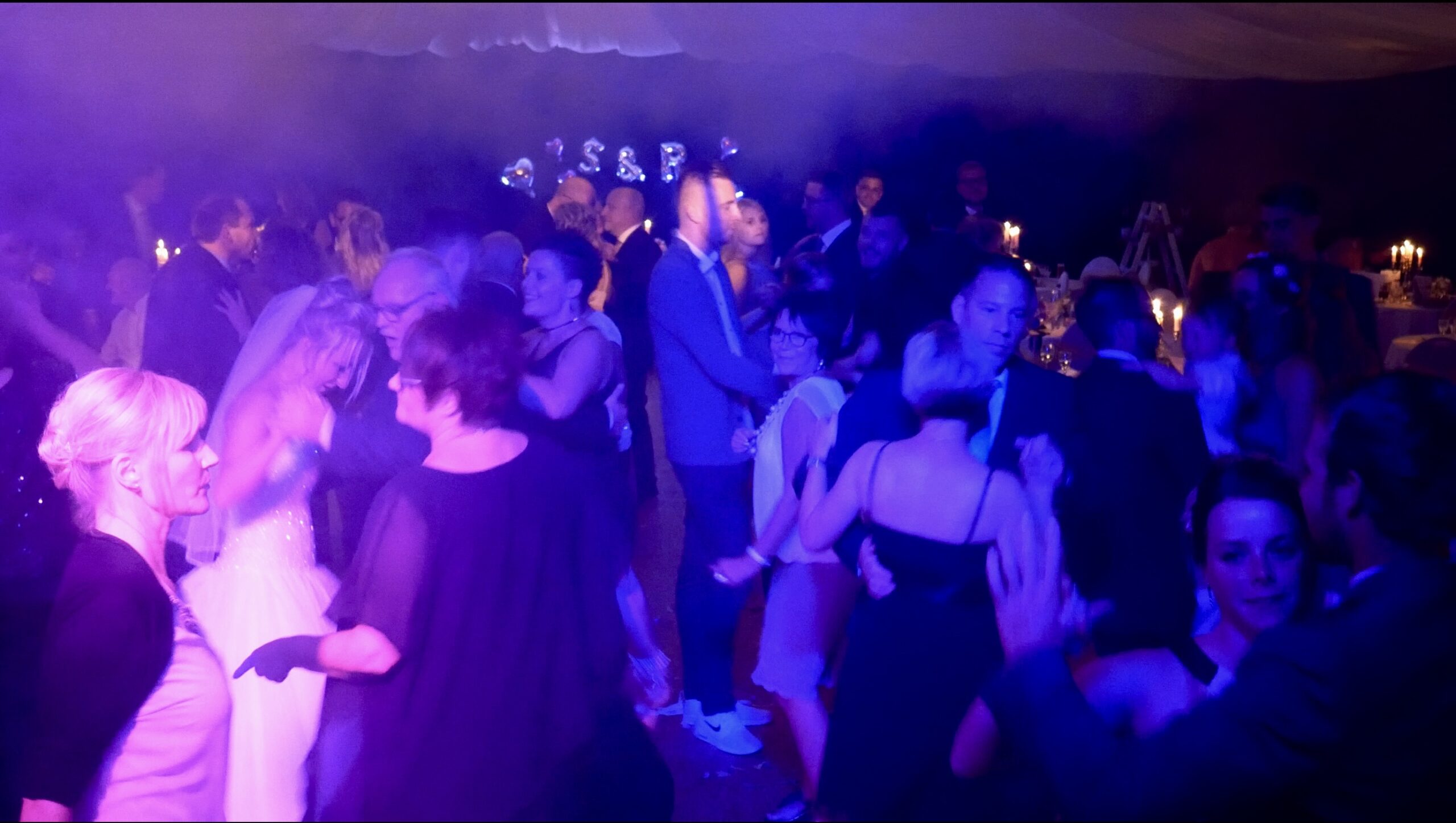 Tanzfläche vom DJ für Hochzeiten schnell gefüllt